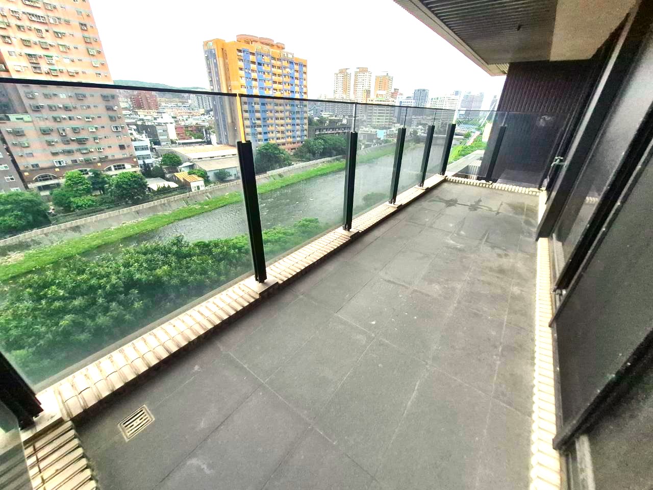 昭揚縱橫四房雙車位 前陽台